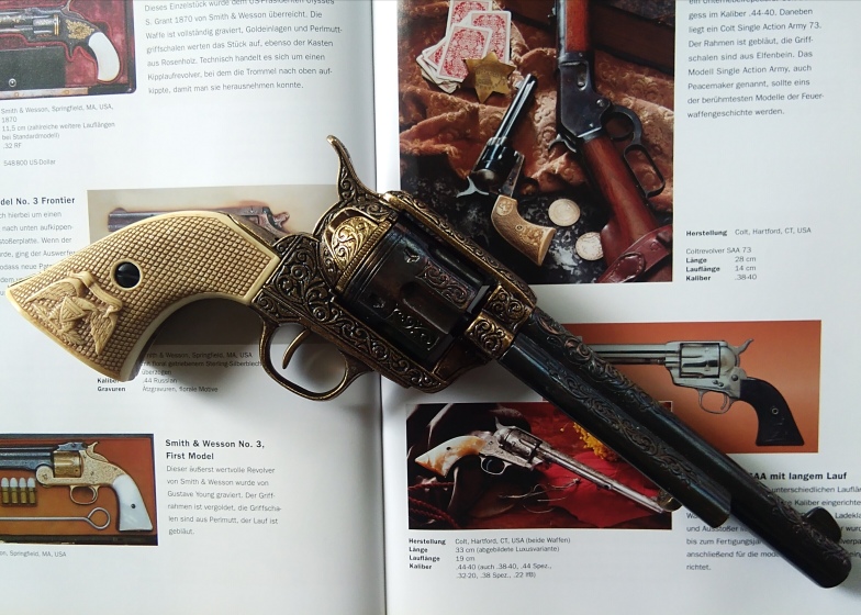 Deko Luxus-Revolver und Waffenbuch – Bild 2