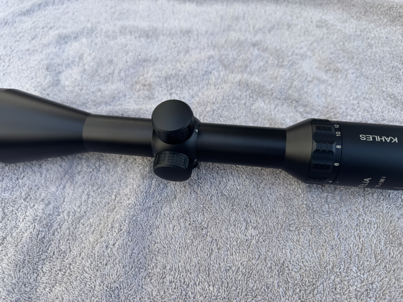 Kahles Helia 2,4–12x56i – hochwertiges Ansitzglas mit Leuchtabsehen 4-Dot – Bild 1