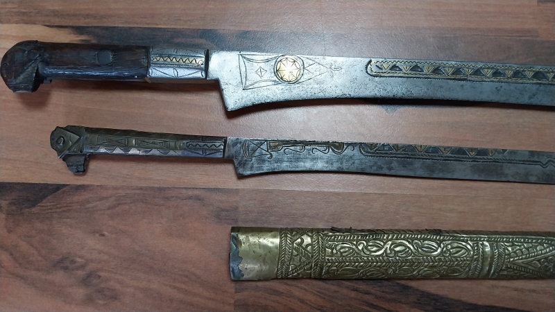 Historisches Flyssa-Schwert und ein passendes Flyssa-Messer. – Bild 3