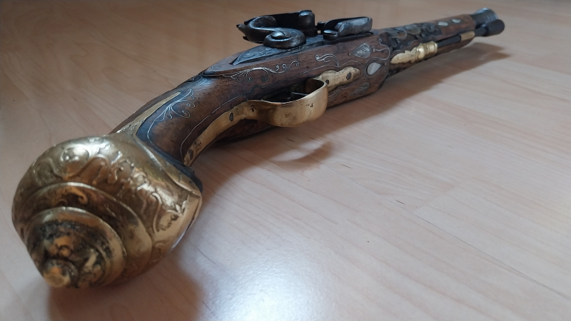 Osmanische Steinschlosspistole mit starken Verzierungen und Perlmutt einlagen. – Bild 4