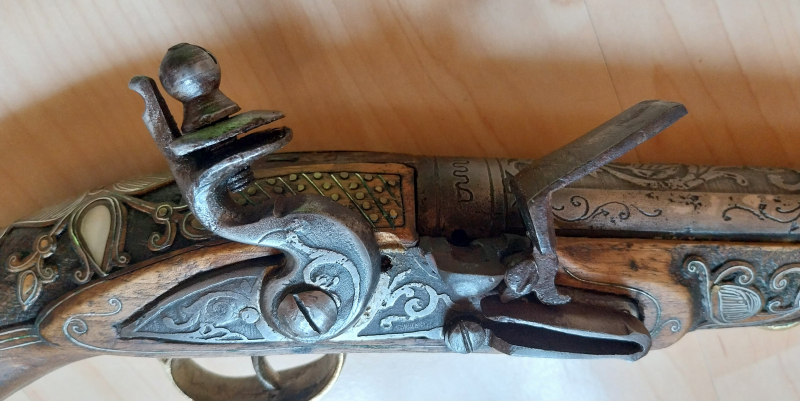 Osmanische Steinschlosspistole mit starken Verzierungen und Perlmutt einlagen. – Bild 5