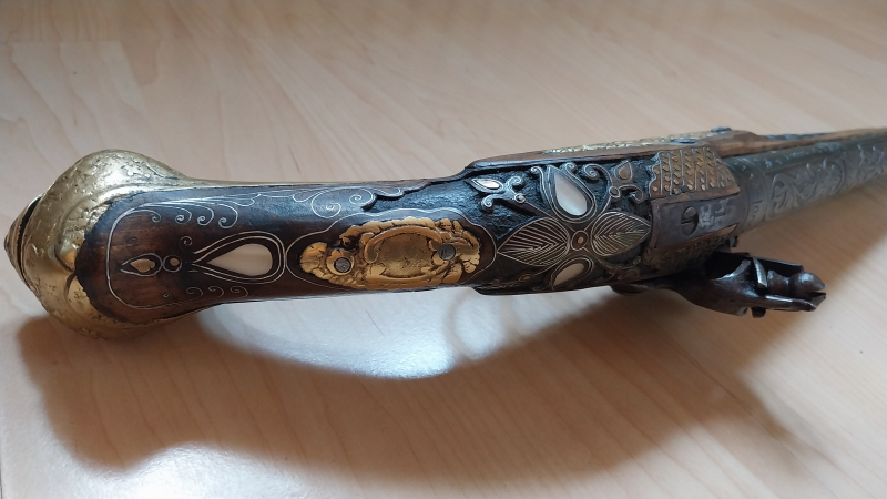 Osmanische Steinschlosspistole mit starken Verzierungen und Perlmutt einlagen. – Bild 3