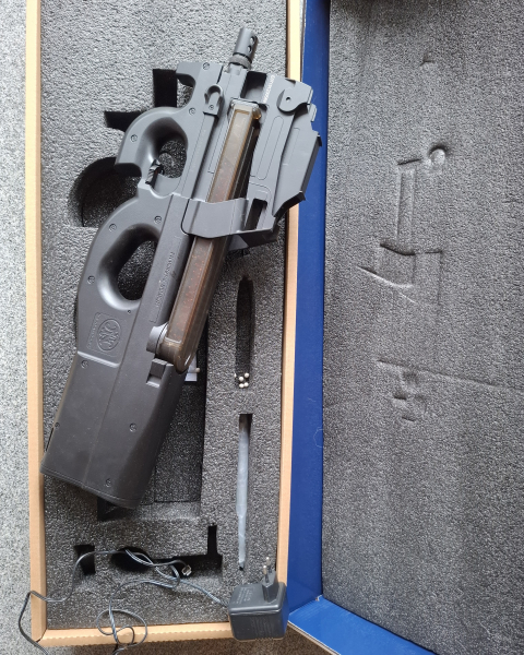 FN P90 Airsoft S-AEG 6mm BB (>0,5J) – in OVP mit integriertem Red Dot, Akku & Lader – billede 2