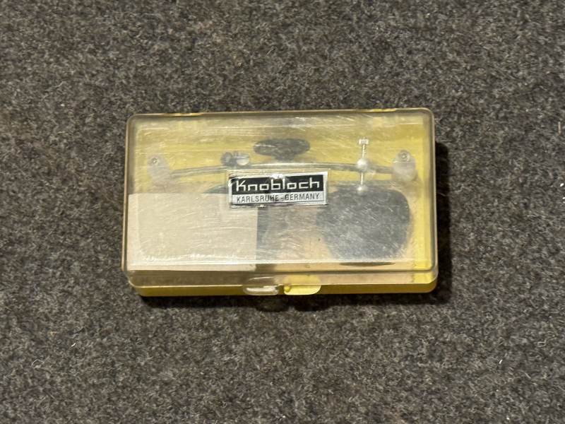 Knobloch Schießbrille mit Irisblende & Augenabdeckung im Originaletui – Sportschützen Luftgewehr KK – slika 2