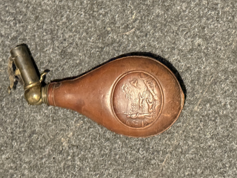 Alte Leder Pulverflasche mit Jagdmotiv – Vorderlader Jagd Schützen Antik – Bild 4