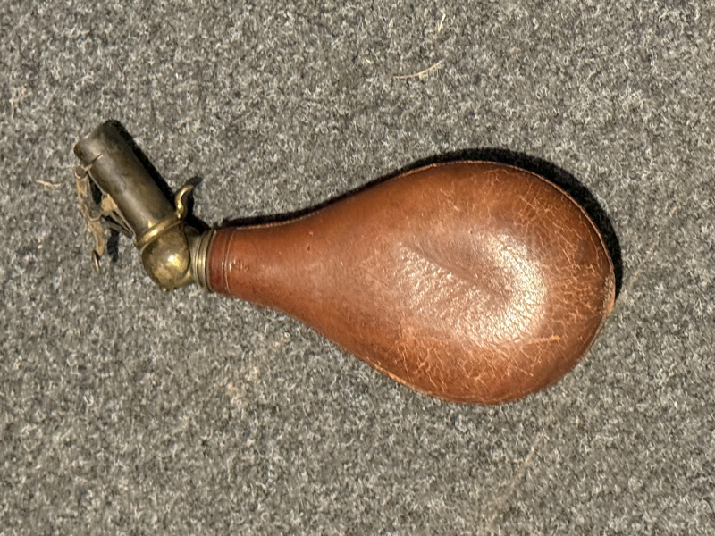 Alte Leder Pulverflasche mit Jagdmotiv – Vorderlader Jagd Schützen Antik – Bild 3
