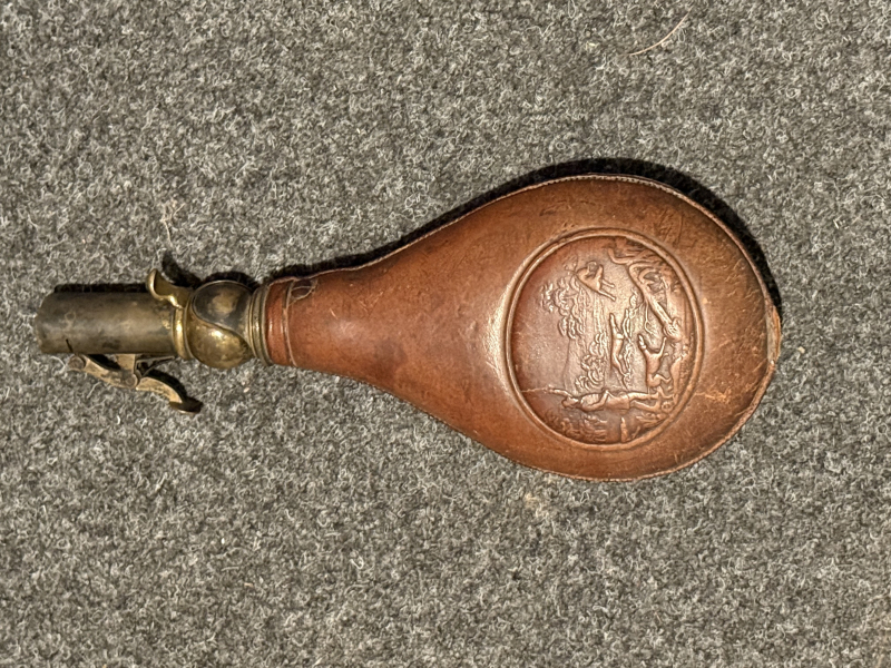 Alte Leder Pulverflasche mit Jagdmotiv – Vorderlader Jagd Schützen Antik – Bild 2