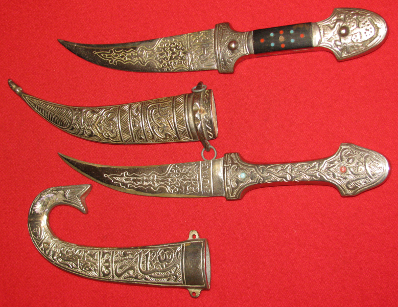 Zwei Messer, wohl aus dem Orient, mit Scheide aus Metall – Bild 3