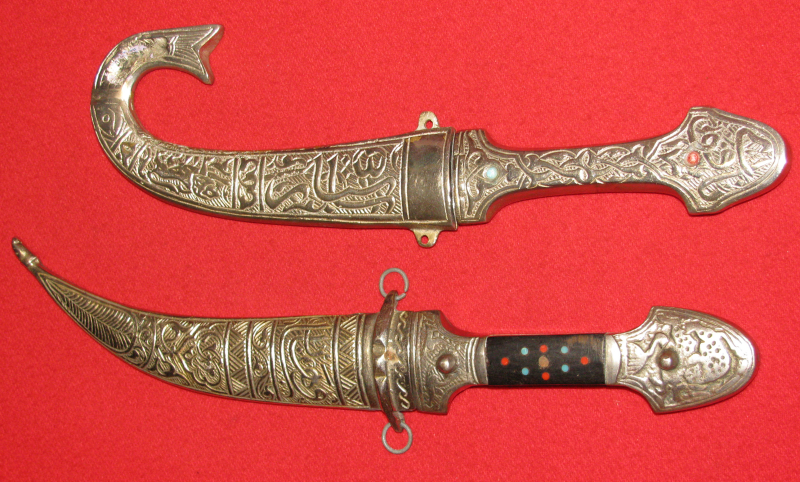 Zwei Messer, wohl aus dem Orient, mit Scheide aus Metall – Bild 2