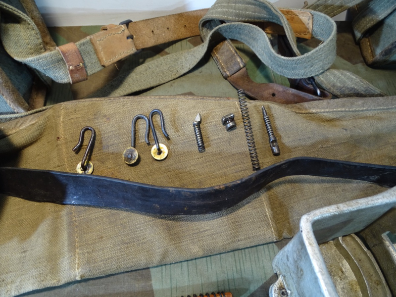 Zubehörsset für das MG 30 (t) 2. Weltkrieg, W -SS, Trageriemen, Magazintaschen, Y-Riemen Magazinader – Bild 4