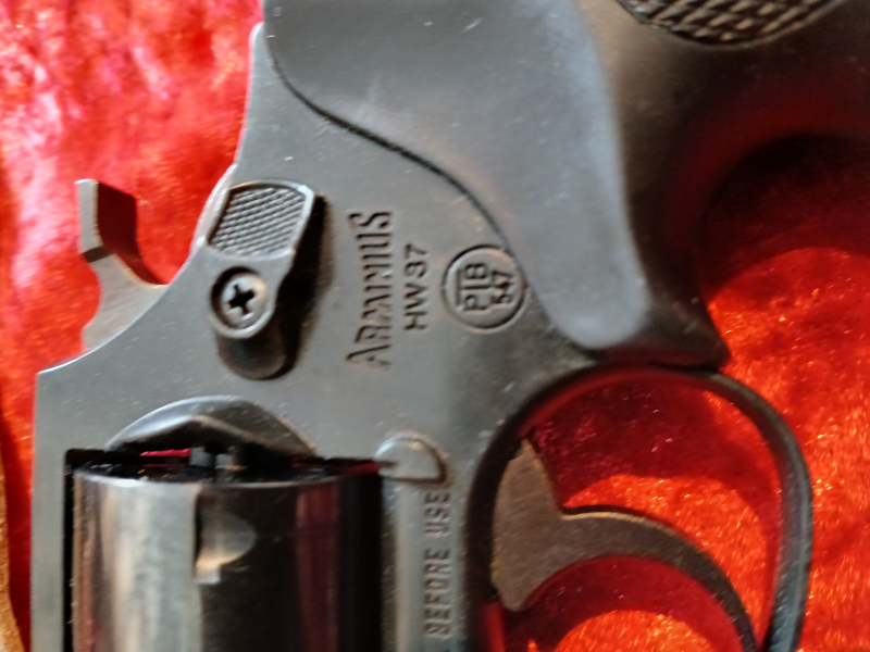 Arminius HW 37 9mm PAK Revolver mit Compat Griff und Lederholzter – afbeelding 4
