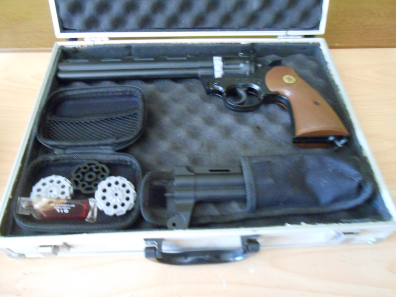 Crosman CO2 Revolver mit Wechsellauf und viel Zubehör – obrázek 4