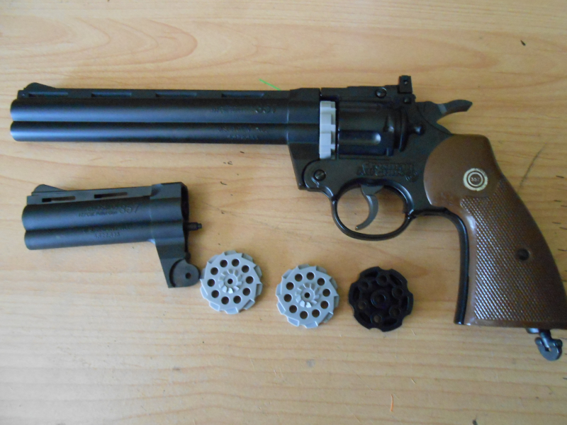 Crosman CO2 Revolver mit Wechsellauf und viel Zubehör – obrázek 2