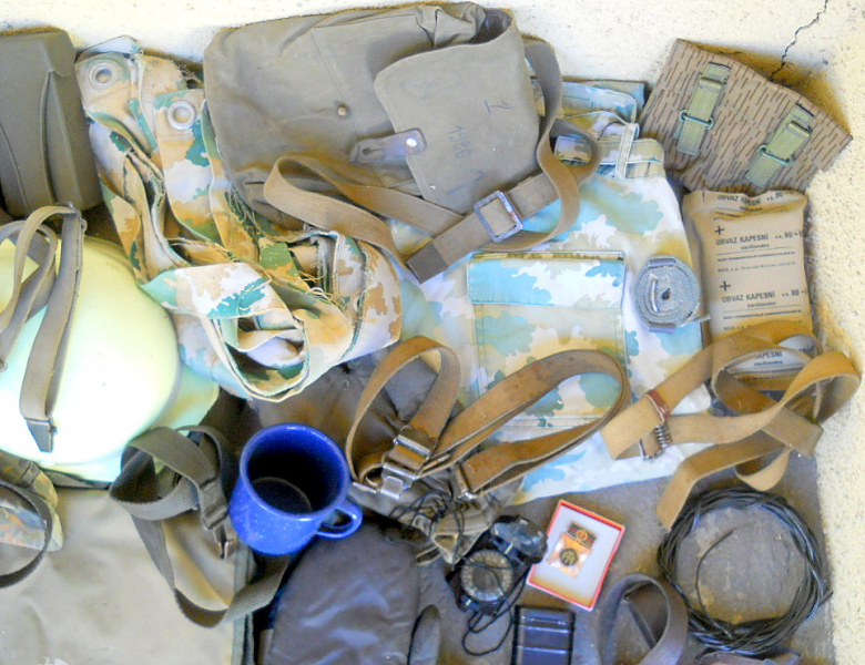 === gr. Militaria/Outdoor-KONVOLUT - Nato Ostblock CH-Armee Bundeswehr DDR NVA - u.a. Zbh. AK47 G3 = – Bild 5