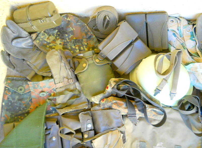 === gr. Militaria/Outdoor-KONVOLUT - Nato Ostblock CH-Armee Bundeswehr DDR NVA - u.a. Zbh. AK47 G3 = – Bild 3