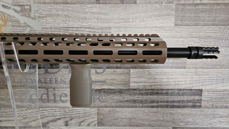 Neuware vom Fachhandel - Schmeisser AR15 M4FL 14,5" FDE Sondermodell MAGPUL Kal. .223Rem mit Optik – Bild 5