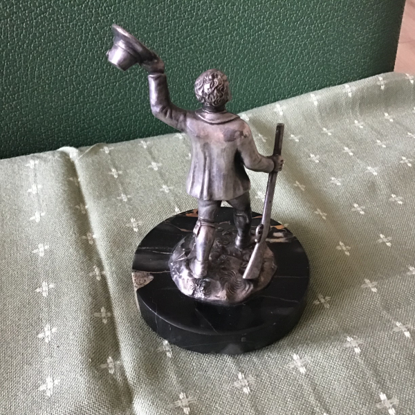 Feuerstutzen/Schützenfigur auf Marmorsockel Höhe ca. 14cm der Krug dient nur zum Größenvergleich! – Bild 2
