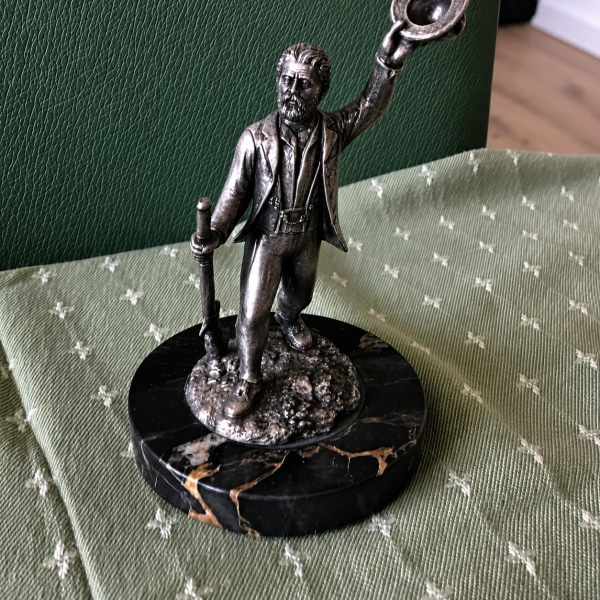 Feuerstutzen/Schützenfigur auf Marmorsockel Höhe ca. 14cm der Krug dient nur zum Größenvergleich! – Bild 3