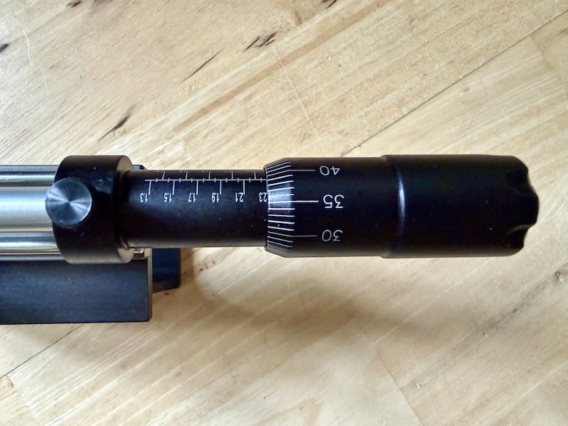 L.E. Wilson Case Trimmer Hülsentrimmer Mikrometer + Ständer + Power Adapter + VLD Fräskopf – Bild 4