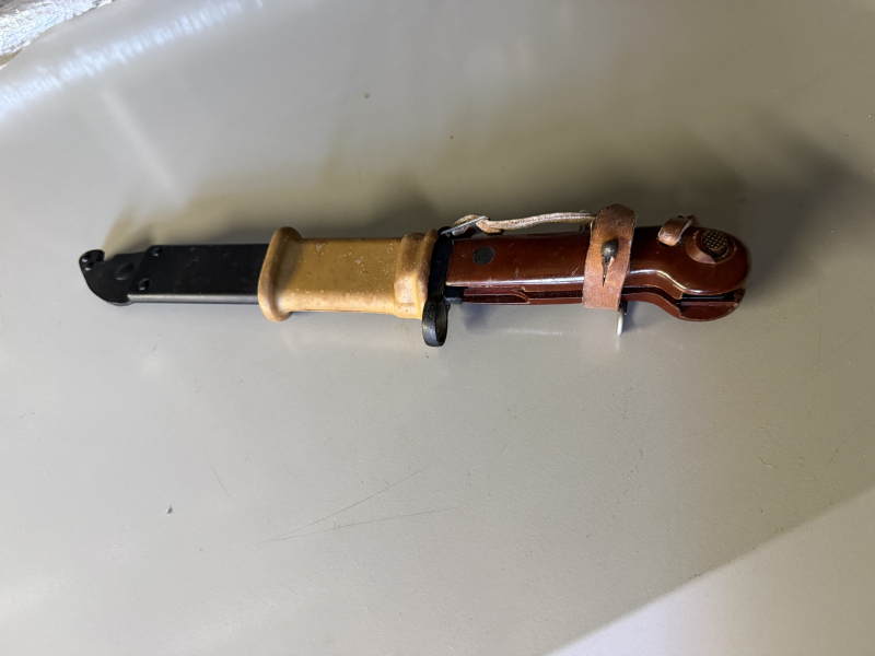 Original Rumänisches AKM Bajonett 6x3 Typ I mit Scheide & Lederfrosch – PM md.63 – Bild 3