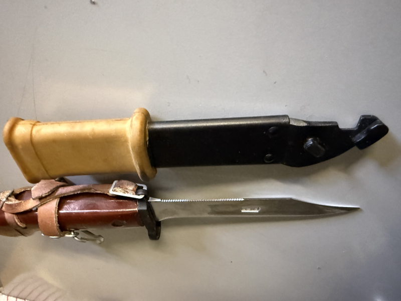 Original Rumänisches AKM Bajonett 6x3 Typ I mit Scheide & Lederfrosch – PM md.63 – Bild 2