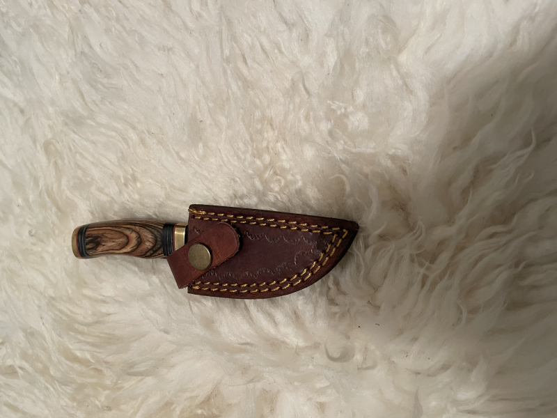 Damastmesser klein brauner Griff mit Lederscheide – attēls 2