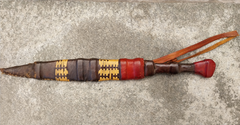 Alter afrikanischer Armdolch / Ethnografisches Messer mit Lederscheide & Flechtwerk – Bild 2