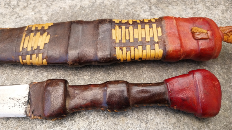 Alter afrikanischer Armdolch / Ethnografisches Messer mit Lederscheide & Flechtwerk – Bild 3