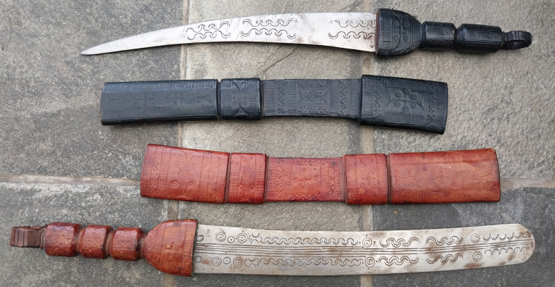 2x Antike / Ethnographische Afrikanische Kurzschwerter – Handarbeit, Punzierte Klingen Sammlerstücke – Bild 2