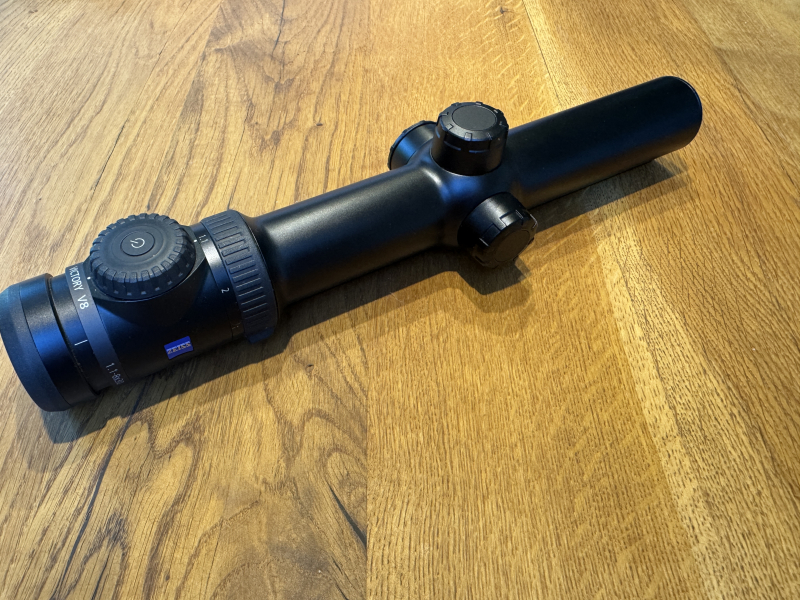 Zeiss V8 1.1-8x30 Zielfernrohr mit Schiene – Bild 2