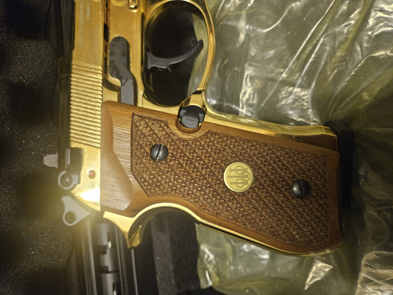 Beretta 92FS Gold mit Holzgriffschalen Zubehöhr und Koffer – Bild 4