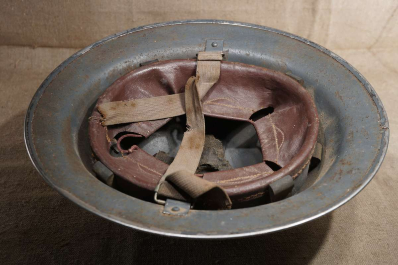 alte Britischer Stahlhelm mit Innenfutter – bild 2