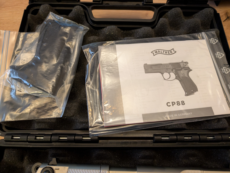 Walther CP 88 Nickel mit extra Holzgriffschalen und 2 Trommelmagazine – Bild 4
