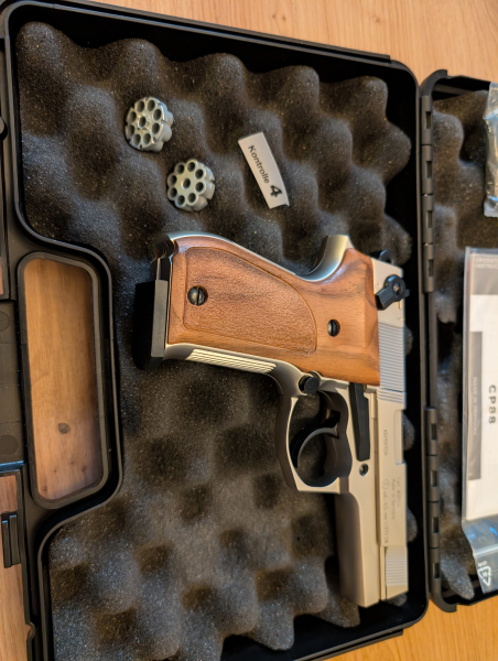 Walther CP 88 Nickel mit extra Holzgriffschalen und 2 Trommelmagazine – Bild 2