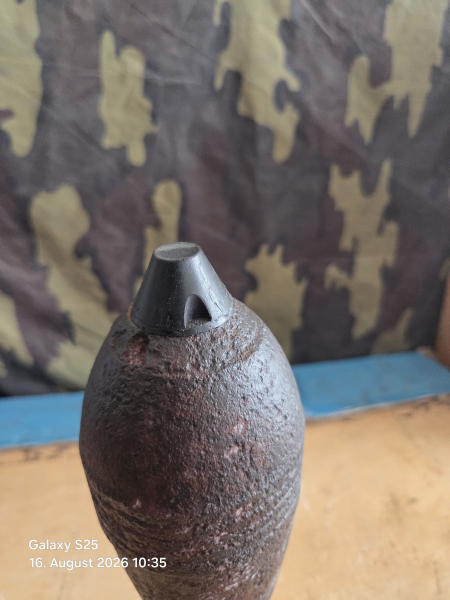 Deutsche 8 cm Werfer Granate mit rest original Farbe und Deko Zünder (Bombe Bodenfund Granate Zünder – Bild 4