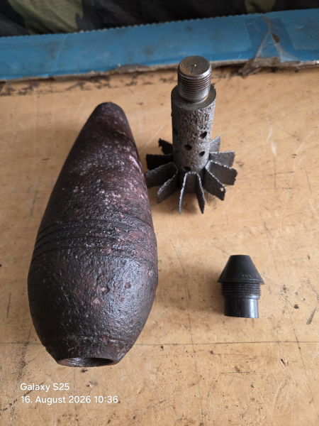 Deutsche 8 cm Werfer Granate mit rest original Farbe und Deko Zünder (Bombe Bodenfund Granate Zünder – Bild 2