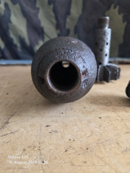 Deutsche 8 cm Werfer Granate mit rest original Farbe und Deko Zünder (Bombe Bodenfund Granate Zünder – Bild 3