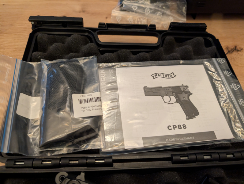 Walther CP 88 Competition black mit extra Holzgriffschalen und 2 Trommelmagazine – kuva 3
