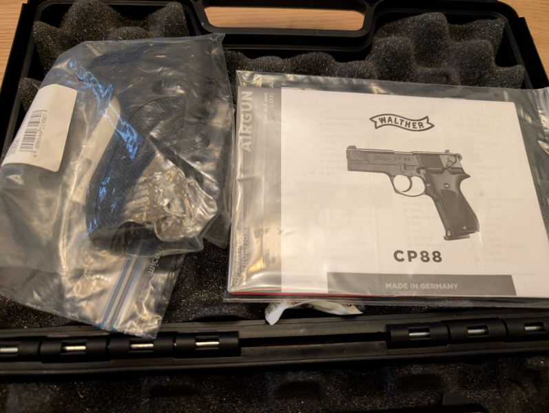 Walther CP 88 black mit extra Holzgriffschalen und 2 Trommelmagazine – Bild 2