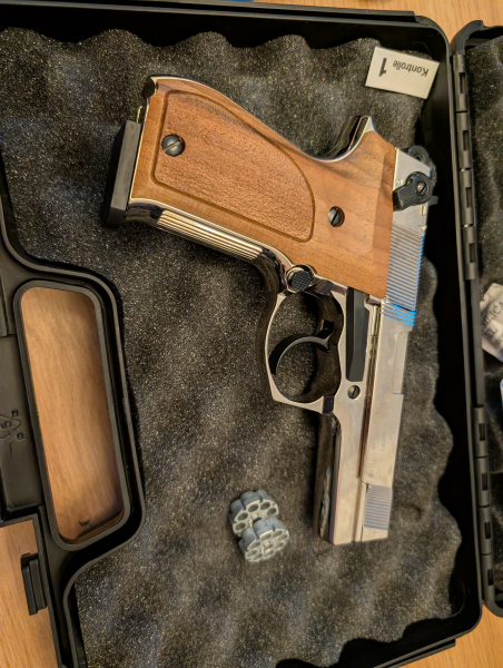 Walther CP 88 polished chrome Holzgriffschalen und 2 Trommelmagazine – Bild 2