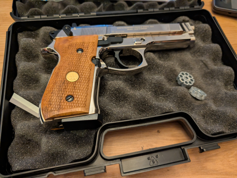 Beretta M 92 FS polished chrome mit Holzgriffschalen extra plus 2T rommelmagazine – Bild 3