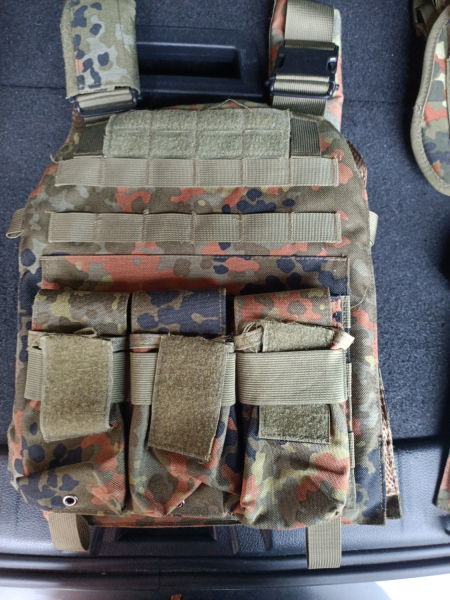 Taktische Weste Softair Paintball mit Zubehör – Bild 1