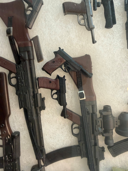 Große 1:6 Miniatur-Waffensammlung WWII – ca. 25 Modelle – K98, StG44, K43, P08, P38 – Präsentationsb – Bild 3