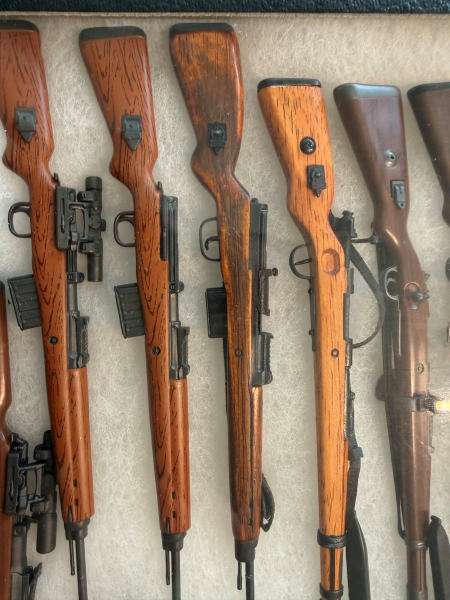 Große 1:6 Miniatur-Waffensammlung WWII – ca. 25 Modelle – K98, StG44, K43, P08, P38 – Präsentationsb – Bild 2