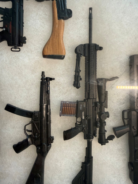 Große H&K Miniatur-Waffensammlung 1:6 – MP5, HK417, G3 u.a. – ca. 15 Modelle in Präsentationsbox – Bild 3