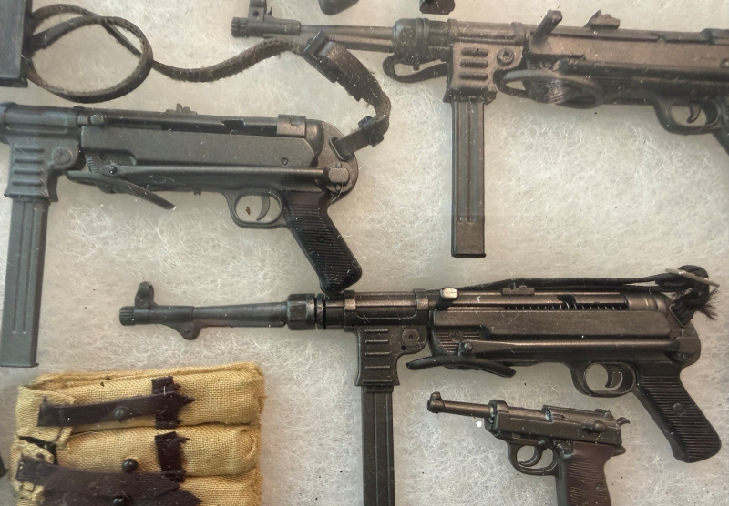 Große 1:6 Waffen-Sammlervitrine WWII – MP40, FG42, Pistolen & Zubehör – ca. 20 Modelle – Bild 2