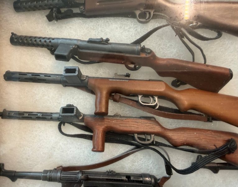 Große 1:6 Waffen-Sammlervitrine WWII – MP40, FG42, Pistolen & Zubehör – ca. 20 Modelle – Bild 3