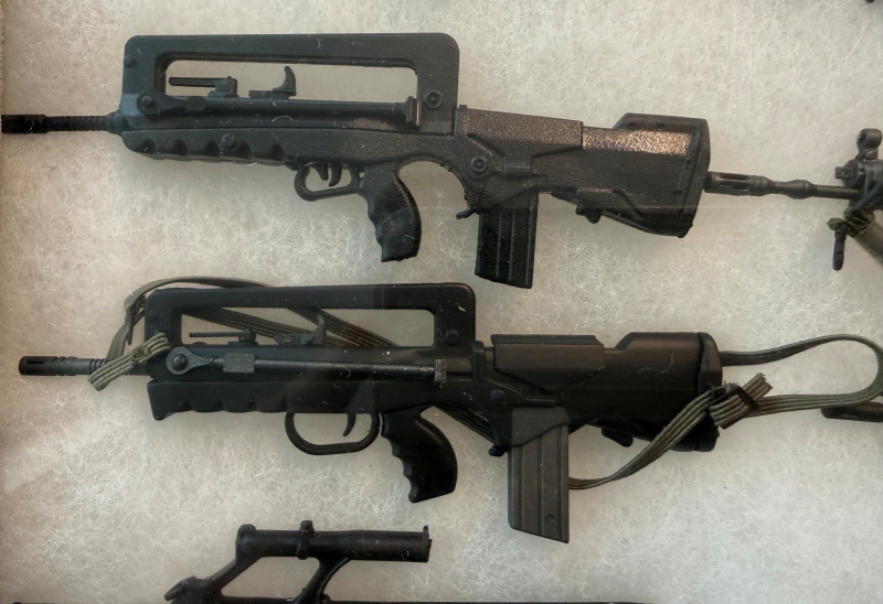 Große 1:6 Waffen-Sammlervitrine – FAMAS, Steyr AUG, FN P90, SIG, Minimi u.a. – ca. 15 Modelle – Bild 2