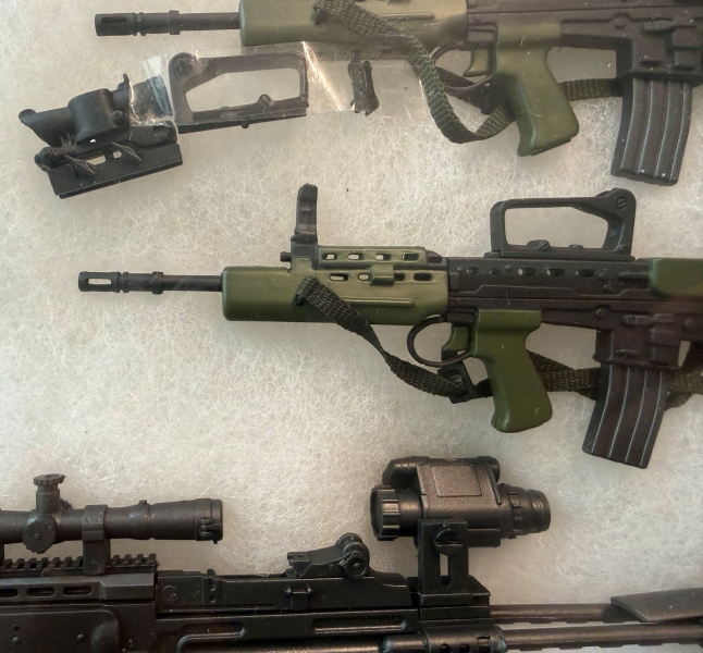Große 1:6 Waffen-Sammlervitrine – FAMAS, Steyr AUG, FN P90, SIG, Minimi u.a. – ca. 15 Modelle – Bild 3