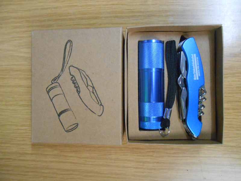 Taschenlampe und Messer – Bild 1